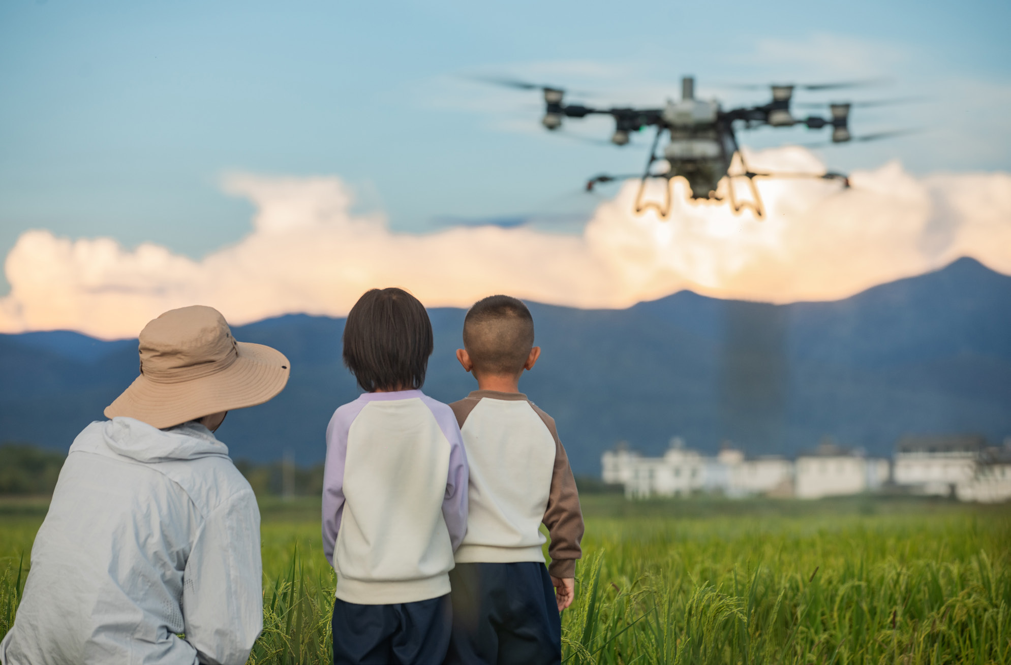 Pessoas a observar uma operação agrícola — imagem do relatório DJI Agriculture